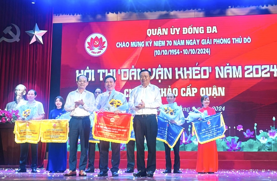 L&atilde;nh đạo Ban D&acirc;n vận Th&agrave;nh uỷ v&agrave; quận Đống Đa trao&nbsp;Giải Nhất cho phường C&aacute;t Linh.