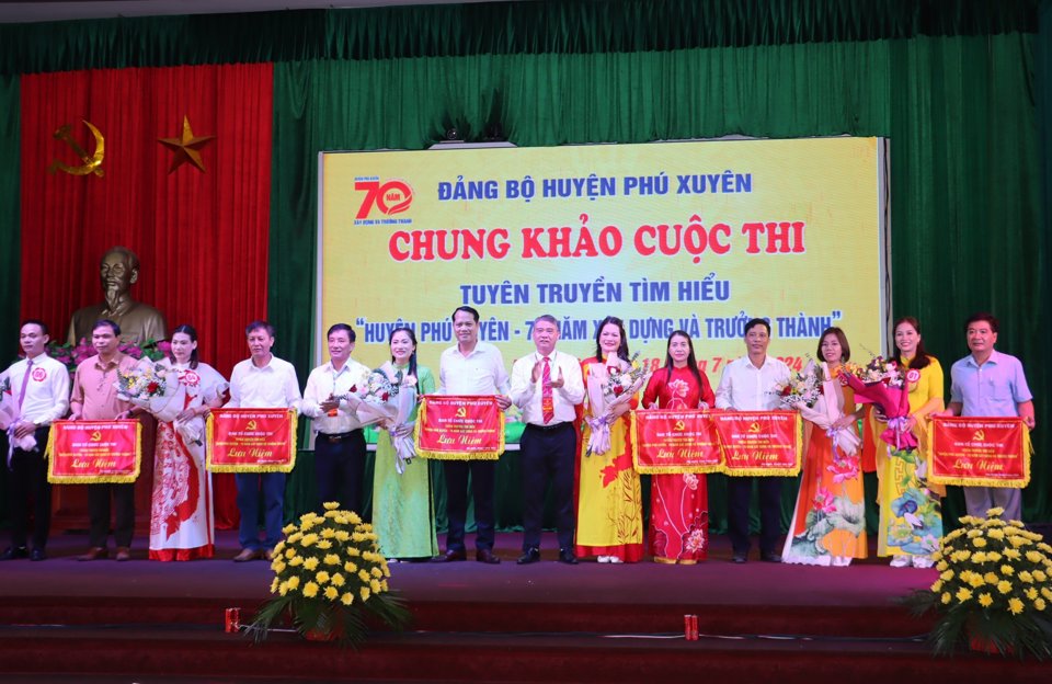 L&atilde;nh đạo huyện Ph&uacute; Xuy&ecirc;n trao giải cho c&aacute;c đội thi