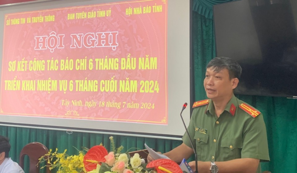 Thượng t&aacute; V&otilde; Thanh Kim, Ph&oacute; Trưởng ph&ograve;ng An ninh Ch&iacute;nh trị nội bộ C&ocirc;ng an tỉnh T&acirc;y Ninh th&ocirc;ng tin về t&igrave;nh h&igrave;nh&nbsp;tội phạm lừa đảo chiếm đoạt t&agrave;i sản tr&ecirc;n kh&ocirc;ng gian mạng diễn biến phức tạp trong thời gian qua. Ảnh: BTC.