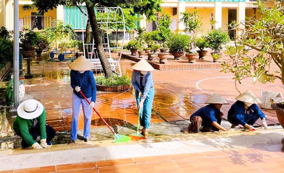 Người d&acirc;n tr&ecirc;n địa b&agrave;n huyện Thanh Tr&igrave; vệ sinh m&ocirc;i trường ph&ograve;ng chống dịch sốt xuất huyết.