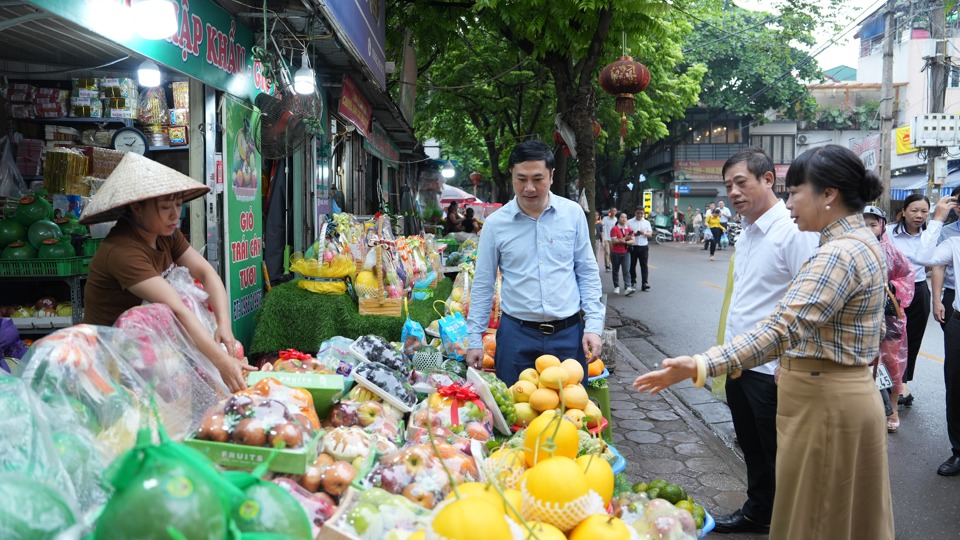 C&aacute;c đại biểu tham quan gian h&agrave;ng&nbsp;sử dụng tem truy xuất nguồn gốc, để quản l&yacute; sản phẩm m&agrave; m&igrave;nh b&aacute;n ra thị trường.