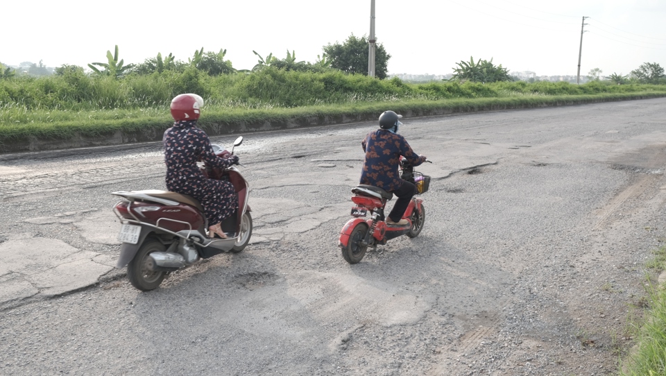 Tr&ecirc;n tuyến Nguyễn Tất Th&agrave;nh xuất hiện nhiều vị tr&iacute; hư hỏng to&agrave;n bộ mặt đường k&eacute;o d&agrave;i cả trăm m&eacute;t, g&acirc;y kh&oacute; khăn v&agrave; tiềm ẩn nhiều nguy cơ tai nạn giao th&ocirc;ng. Ảnh: Sỹ H&agrave;o.&nbsp;