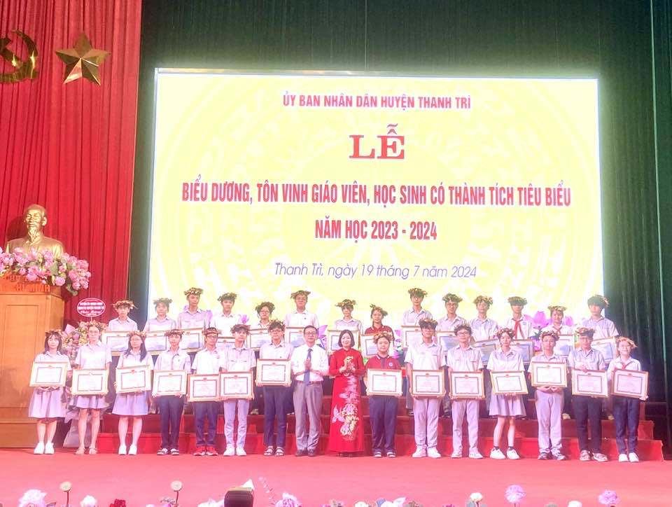 L&atilde;nh đạo huyện Thanh Tr&igrave; khen thưởng c&aacute;c học sinh c&oacute; th&agrave;nh t&iacute;ch ti&ecirc;u biểu. &nbsp;