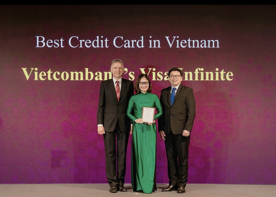 B&agrave; Trần Thị Hạnh, Trưởng ph&ograve;ng Ph&aacute;t triển Sản phẩm B&aacute;n lẻ đại diện Vietcombank nhận giải Thẻ t&iacute;n dụng tốt nhất Việt Nam năm 2024.