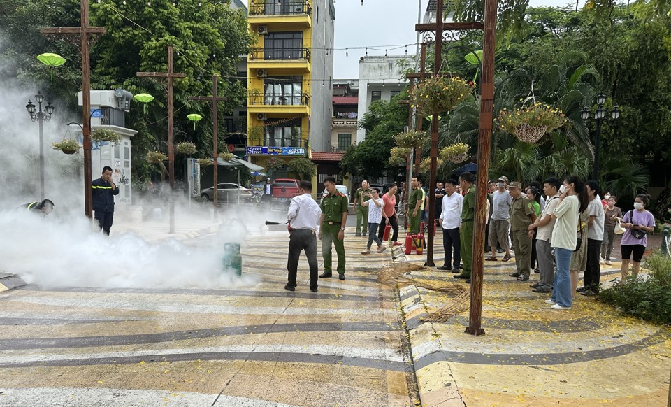 C&aacute;c tiểu thương,&nbsp;hộ kinh doanh v&agrave; doanh nghiệp tại chợ tham gia thực h&agrave;nh phương &aacute;n chữa ch&aacute;y.