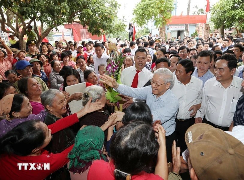 Tổng B&iacute; thư Nguyễn Ph&uacute; Trọng với nh&acirc;n d&acirc;n tại th&ocirc;n Thượng Điện, x&atilde; Vinh Quang, huyện Vĩnh Bảo trong Ng&agrave;y hội đại đo&agrave;n kết to&agrave;n d&acirc;n tộc tại th&agrave;nh phố Hải Ph&ograve;ng (15.11.2017). Ảnh: Tr&iacute; Dũng/TTXVN