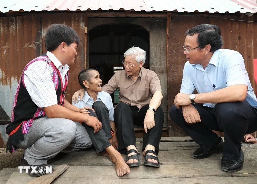 Tổng B&iacute; thư Nguyễn Ph&uacute; Trọng thăm, tặng qu&agrave; thương binh Đinh Phi v&agrave; vợ l&agrave; Đinh Brat, hộ gia đ&igrave;nh ch&iacute;nh s&aacute;ch c&oacute; ho&agrave;n cảnh đặc biệt kh&oacute; khăn ở l&agrave;ng Tung Ke 2, x&atilde; Ayun, huyện Chư S&ecirc;, tỉnh Gia Lai, chiều 12.4.2017. Ảnh : Tr&iacute; Dũng/TTXVN