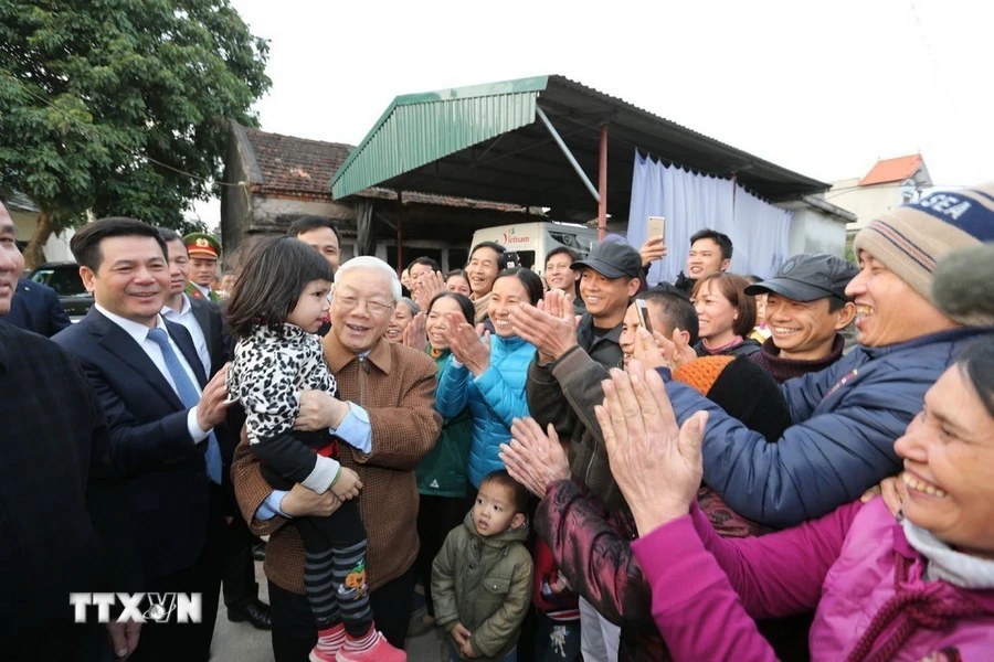 Việc Đảng v&agrave; Nh&agrave; nước trao tặng Hu&acirc;n chương Sao V&agrave;ng cho Tổng B&iacute; thư l&agrave; sự ghi nhận của Đảng, Nh&agrave; nước v&agrave; nh&acirc;n d&acirc;n đối với những c&ocirc;ng lao, đ&oacute;ng g&oacute;p to lớn, đặc biệt xuất sắc của đồng ch&iacute; Tổng B&iacute; thư đối với sự nghiệp C&aacute;ch mạng của Đảng, của d&acirc;n tộc. Trong ảnh: Tổng B&iacute; thư Nguyễn Ph&uacute; Trọng với nh&acirc;n d&acirc;n x&atilde; T&acirc;y An, huyện Tiền Hải, Th&aacute;i B&igrave;nh. Ảnh: Tr&iacute; Dũng/TTXVN