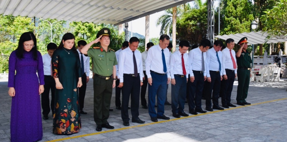 Đo&agrave;n l&atilde;nh đạo tỉnh Nam Định d&acirc;ng hương tại Nghĩa trang liệt sĩ Quốc gia Vị Xuy&ecirc;n. Ảnh: Minh T&acirc;n