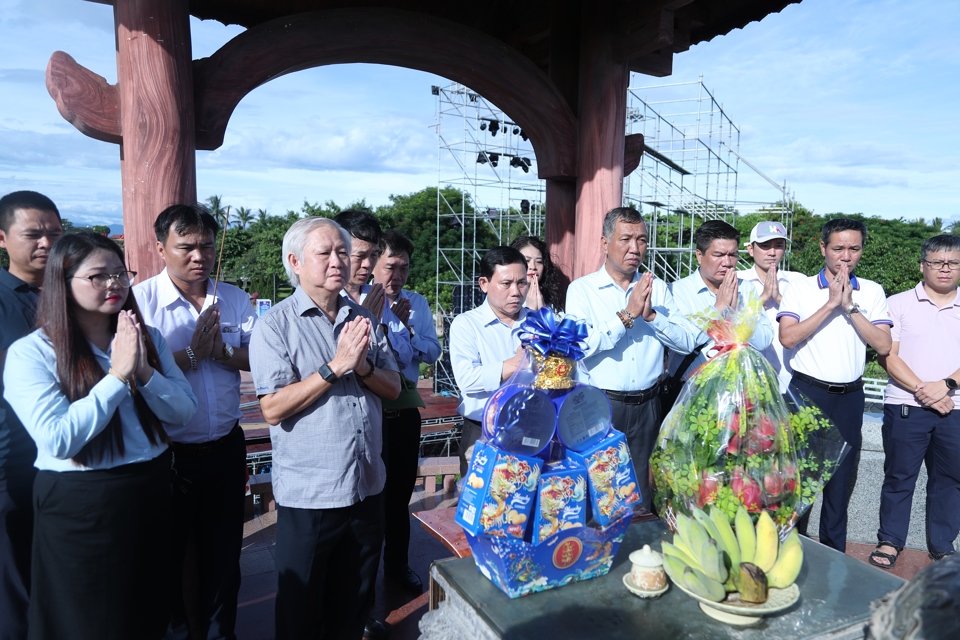 Ban Tổ chức Chương tr&igrave;nh &ldquo;Nghĩa t&igrave;nh th&aacute;ng 7&rdquo; d&acirc;ng hương tại Đ&agrave;i tưởng niệm Th&agrave;nh cổ Quảng Trị.