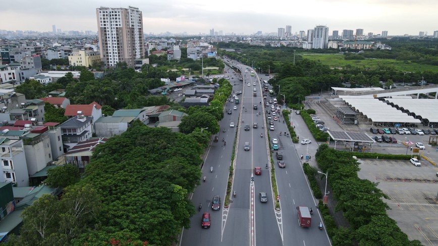 Mặt cắt ngang hầm bố tr&iacute; 6 l&agrave;n xe, mặt cắt ngang to&agrave;n hầm 27,1m, trong đ&oacute; mỗi b&ecirc;n 3 l&agrave;n xe.