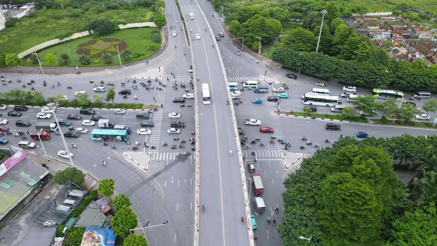 Dự &aacute;n n&agrave;y c&oacute; tổng chiều d&agrave;i khoảng 600m (trong đ&oacute; chiều d&agrave;i hầm k&iacute;n 100m, chiều d&agrave;i hầm hở khoảng 260m; tường chắn v&agrave; gờ chắn b&aacute;nh l&agrave; 240m), vuốt nối v&agrave;o đường Đ&agrave;m Quang Trung v&agrave; đường đầu cầu Vĩnh Tuy.