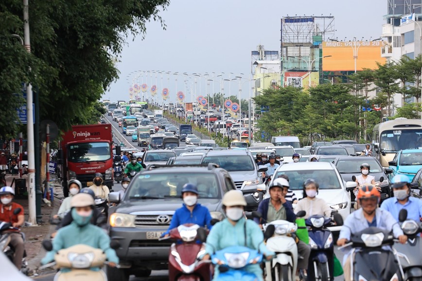 Người d&acirc;n di chuyển từ cầu Vĩnh Tuy hướng đi n&uacute;t giao Cổ Linh thường xuy&ecirc;n gặp &ugrave;n tắc.