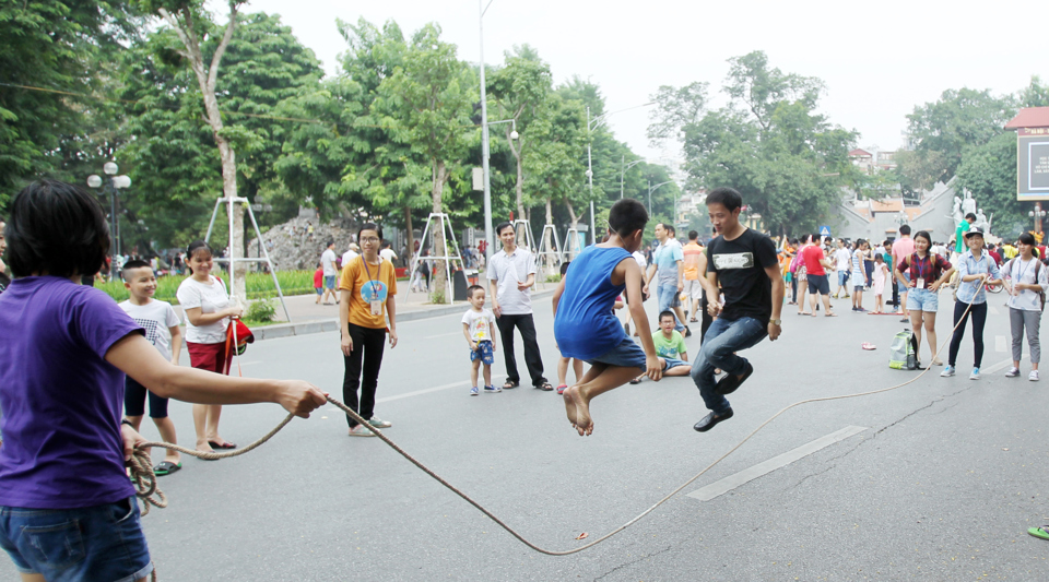 Người d&acirc;n chơi tr&ograve; chơi d&acirc;n gian tr&ecirc;n kh&ocirc;ng gian phố đi bộ quanh hồ Ho&agrave;n Kiếm, H&agrave; Nội. Ảnh: Phạm H&ugrave;ng