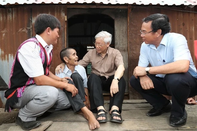 Tổng B&iacute; thư Nguyễn Ph&uacute; Trọng thăm gia đ&igrave;nh thương binh Đinh Phi, hộ gia đ&igrave;nh ch&iacute;nh s&aacute;ch c&oacute; ho&agrave;n cảnh đặc biệt kh&oacute; khăn ở l&agrave;ng Tung Ke 2, x&atilde; Ayun, huyện Chư S&ecirc;, tỉnh Gia Lai, chiều 12/4/2017. (Ảnh: Tr&iacute; Dũng/TTXVN) &nbsp;