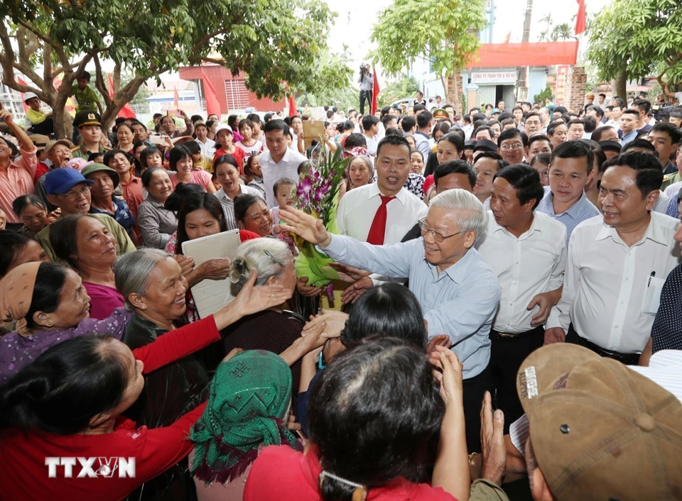 Tổng B&iacute; thư Nguyễn Ph&uacute; Trọng với nh&acirc;n d&acirc;n th&ocirc;n Thượng Điện, x&atilde; Vinh Quang, huyện Vĩnh Bảo trong Ng&agrave;y hội Đại đo&agrave;n kết to&agrave;n d&acirc;n tộc th&agrave;nh phố Hải Ph&ograve;ng (15/11/2017). (Ảnh: Tr&iacute; Dũng/TTXVN)