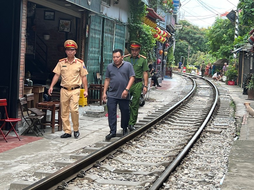 Khảo sát, lên phương án đảm bảo an toàn giao thông phố cà phê đường tàu