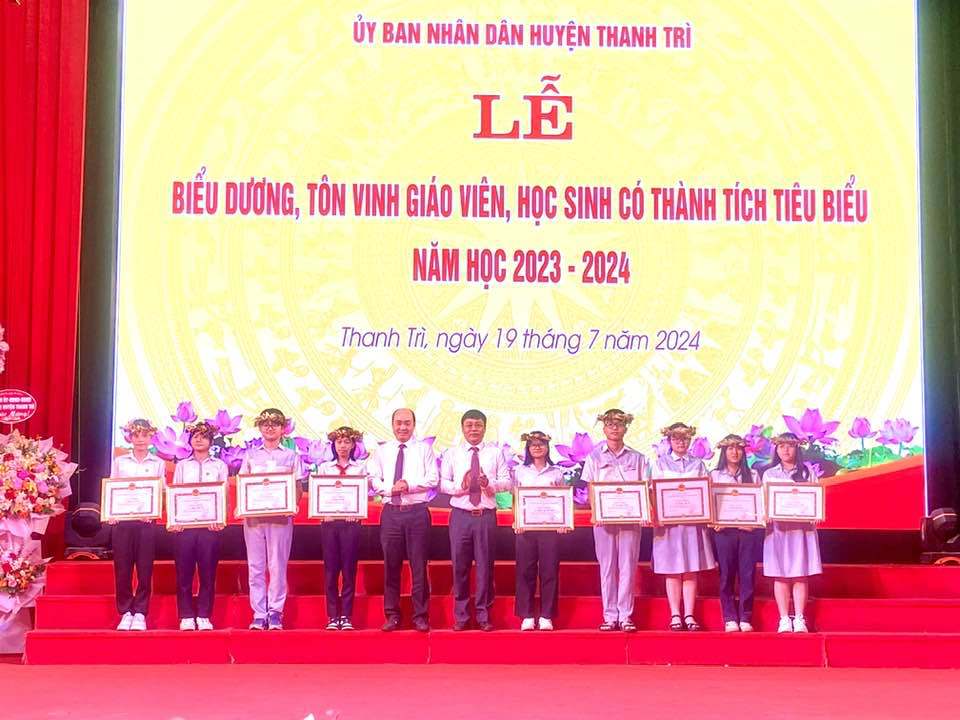 L&atilde;nh đạo huyện Thanh Tr&igrave; khen thưởng c&aacute;c học sinh c&oacute; th&agrave;nh t&iacute;ch ti&ecirc;u biểu.