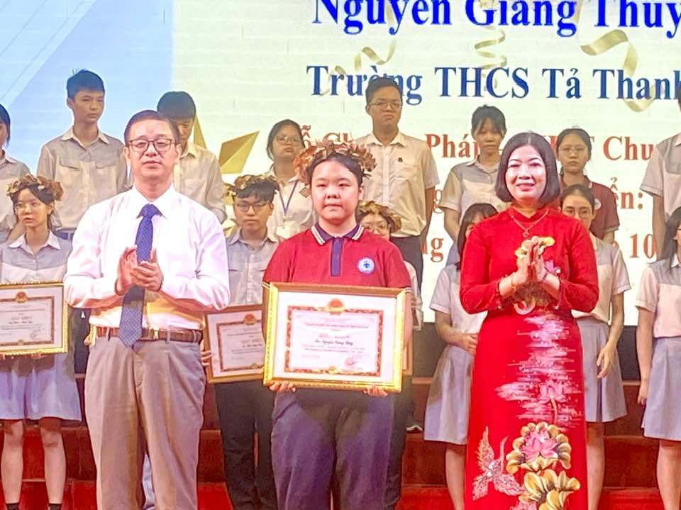 Huyện Thanh Trì: biểu dương, vinh danh giáo viên, học sinh có thành tích tiêu biểu - Ảnh 2