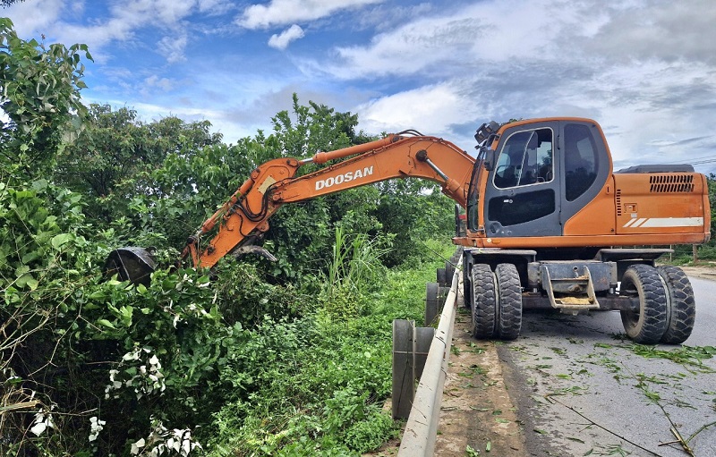 B&ecirc;n cạnh việc cưa, chặt thủ c&ocirc;ng, c&aacute;c đơn vị đ&atilde; huy động th&ecirc;m m&aacute;y m&oacute;c nhanh ch&oacute;ng giải tỏa những khu vực c&acirc;y d&acirc;y leo, bụi rậm mọc um t&ugrave;m ven đường