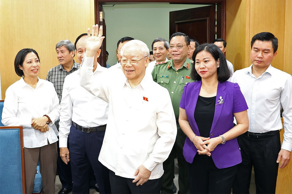 Tổng B&iacute; thư Nguyễn Ph&uacute; Trọng với c&aacute;c đại biểu Quốc hội Đo&agrave;n TP H&agrave; Nội tiếp x&uacute;c cử tri Đơn vị bầu cử số 1 trước Kỳ họp thứ 6, Quốc hội kh&oacute;a XV.&nbsp; Ảnh: Thanh Hải