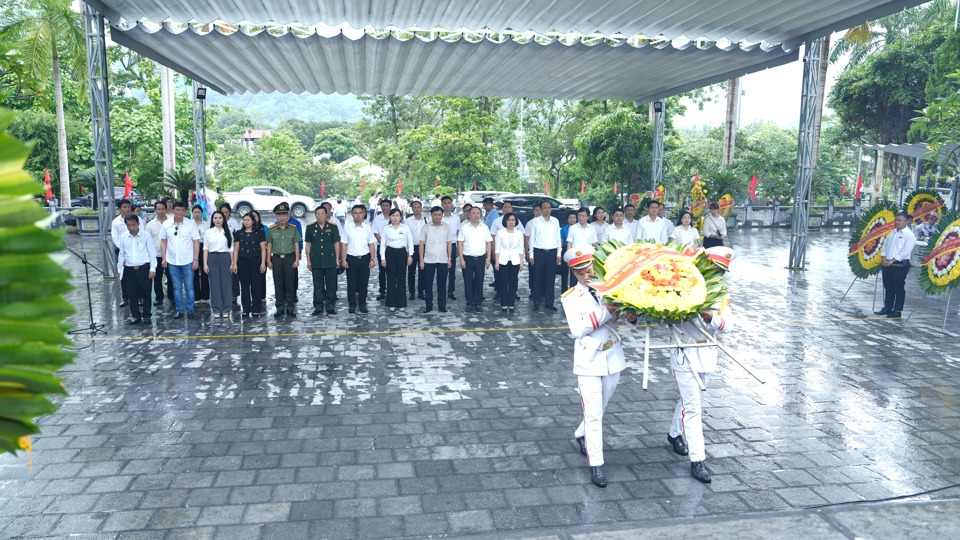 Đo&agrave;n c&ocirc;ng t&aacute;c của quận T&acirc;y Hồ d&acirc;ng hoa tại Đ&agrave;i tưởng niệm liệt sĩ nghĩa trang Vị Xuy&ecirc;n, H&agrave; Giang.