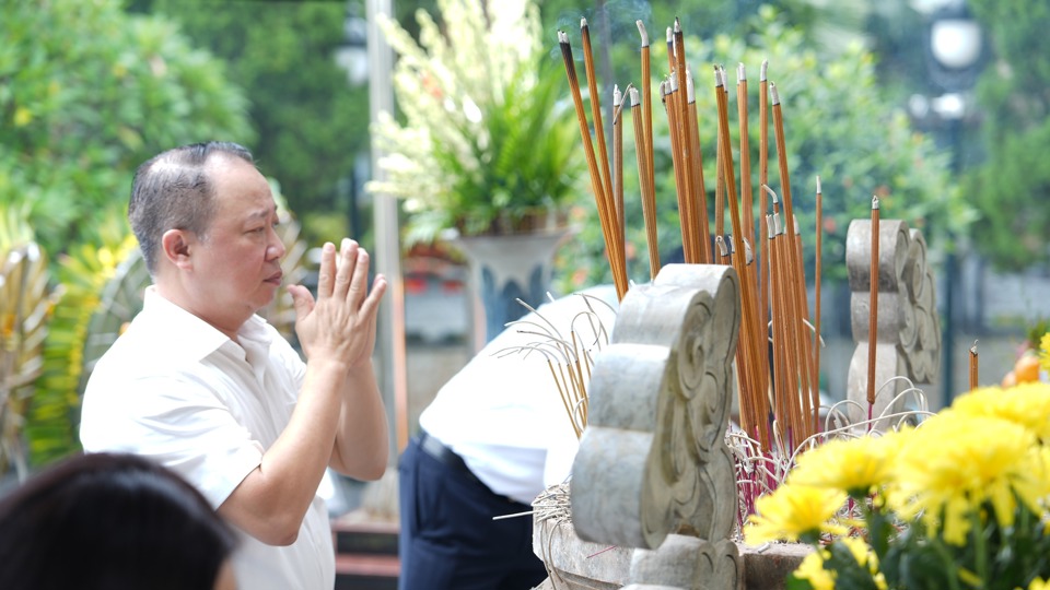 Quận Tây Hồ dâng hương tưởng nhớ anh hùng, liệt sĩ tại nghĩa trang Vị Xuyên - Ảnh 2