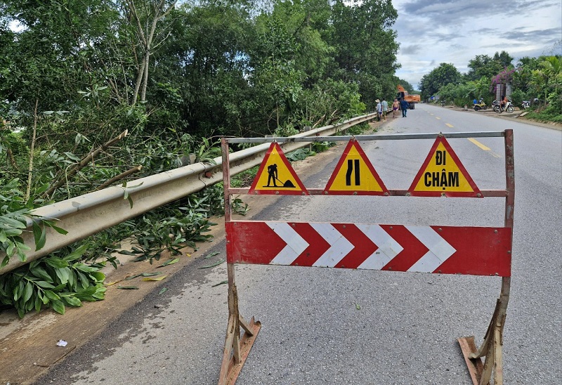 Q&uacute;a tr&igrave;nh giải tỏa h&agrave;nh lang giao th&ocirc;ng đường Hồ Ch&iacute; Minh v&agrave; tuyến quốc lộ 15, c&ocirc;ng t&aacute;c đảm bảo an to&agrave;n được thực hiện, g&oacute;p phần n&acirc;ng cao &yacute; thức ph&ograve;ng ngừa xảy ra tai nạn cho người v&agrave; phương tiện qua lại