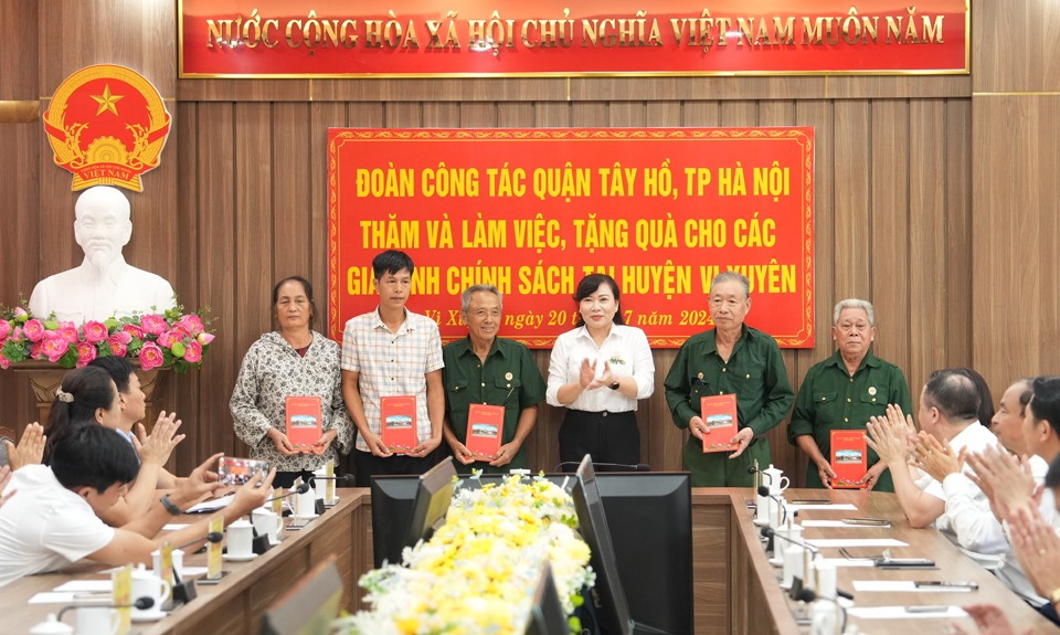 Quận Tây Hồ: chăm lo, hỗ trợ người dân nơi chiến trường cũ Vị Xuyên - Ảnh 1