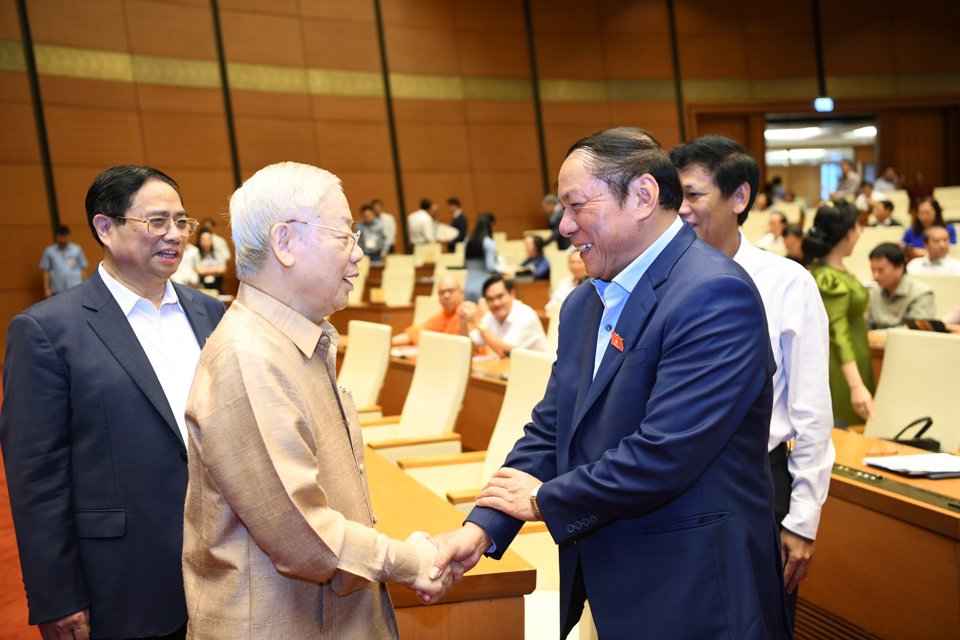 Tổng B&iacute; thư Nguyễn Ph&uacute; Trọng, Thủ tướng Phạm Minh Ch&iacute;nh với Bộ trưởng Nguyễn Văn H&ugrave;ng. Ảnh: Trần Huấn