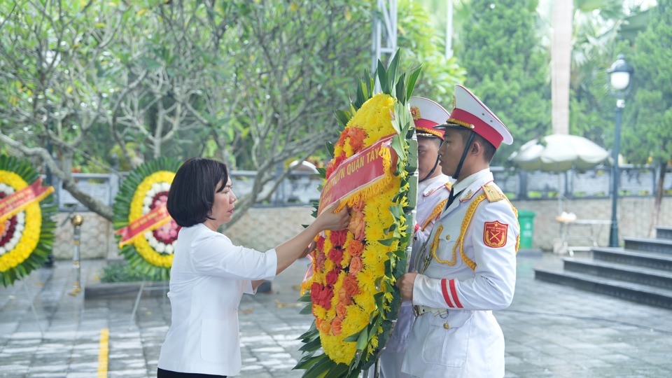 B&iacute; thư Quận uỷ T&acirc;y Hồ chỉnh hoa trước khi đo&agrave;n c&ocirc;ng t&aacute;c thực hiện lễ viếng.