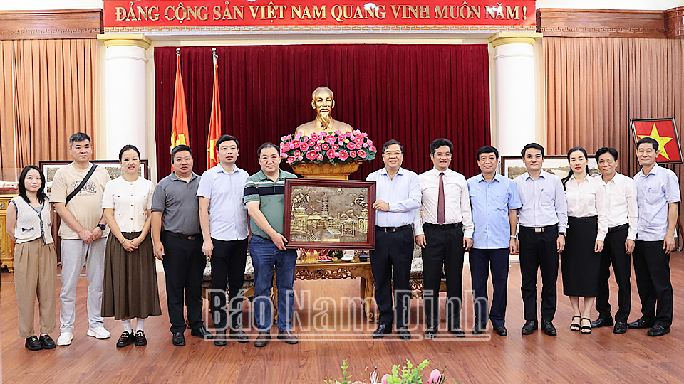 Đồng ch&iacute; Phạm Gia T&uacute;c, Ủy vi&ecirc;n Ban Chấp h&agrave;nh Trung ương Đảng, B&iacute; thư Tỉnh ủy Nam Định tặng Đo&agrave;n c&ocirc;ng t&aacute;c của Tập đo&agrave;n Chung Nam bức tranh Th&aacute;p Phổ Minh - biểu tượng lịch sử - văn h&oacute;a của tỉnh Nam Định.