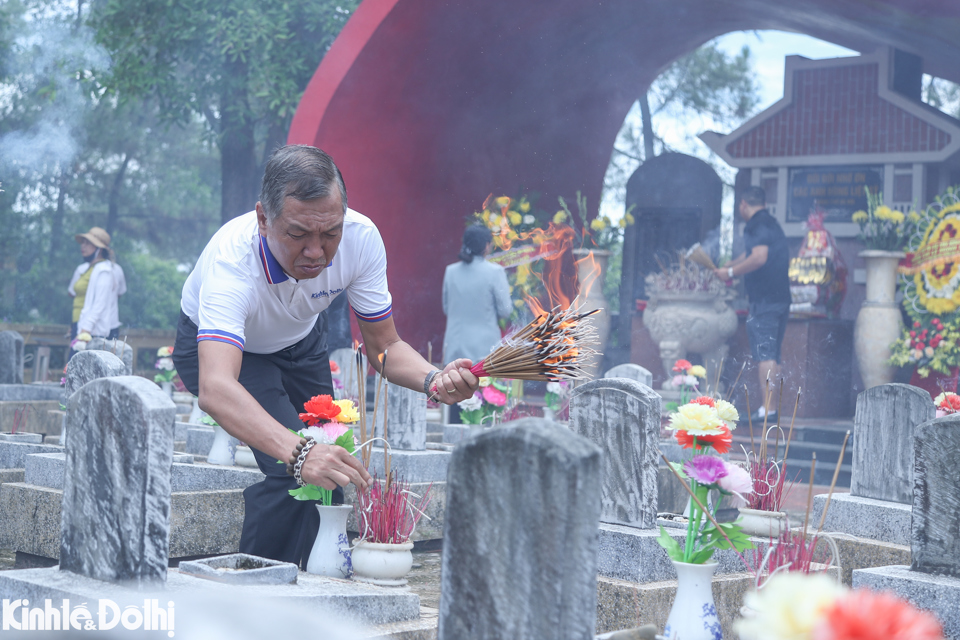 Ph&oacute; Tổng Bi&ecirc;n tập B&aacute;o Kinh tế &amp; Đ&ocirc; thị L&ecirc; Ho&agrave;ng Anh thắp hương tại c&aacute;c phần mộ liệt sĩ tại Nghĩa trang Trường Sơn.