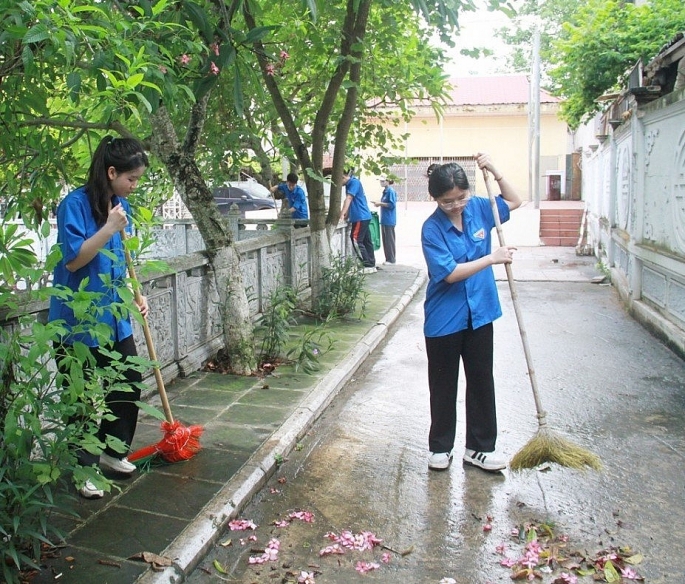 Tuổi trẻ Đ&ocirc;ng Anh tổ chức dọn dẹp vệ sinh đường l&agrave;ng, cổng ch&ugrave;a, tuyến ng&otilde; tại qu&ecirc; nh&agrave; Tổng B&iacute; thư Nguyễn Ph&uacute; Trọng. Ảnh: T.D &nbsp;