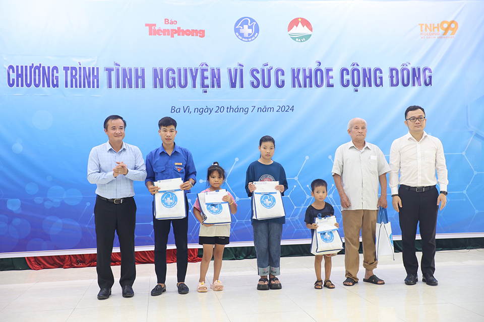 Đo&agrave;n c&ocirc;ng t&aacute;c tặng 5 suất qu&agrave; cho 5 học sinh c&oacute; ho&agrave;n cảnh kh&oacute; khăn tr&ecirc;n địa b&agrave;n x&atilde; Minh Ch&acirc;u.