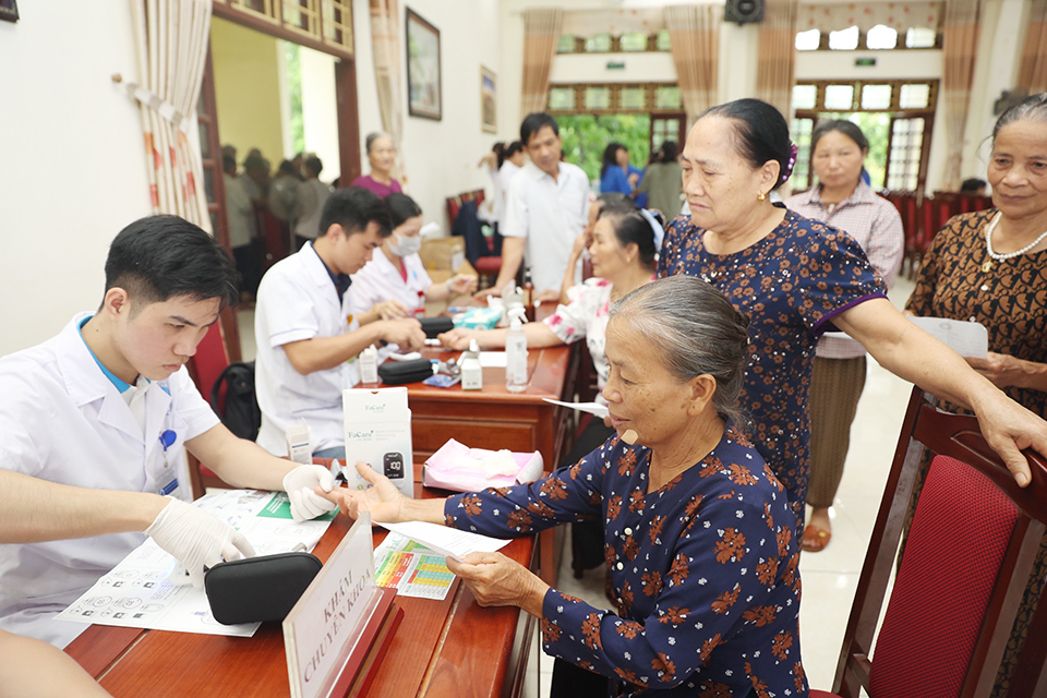 Người d&acirc;n c&oacute; mặt từ s&aacute;ng sớm để được kh&aacute;m bệnh, tư vấn sức khỏe.