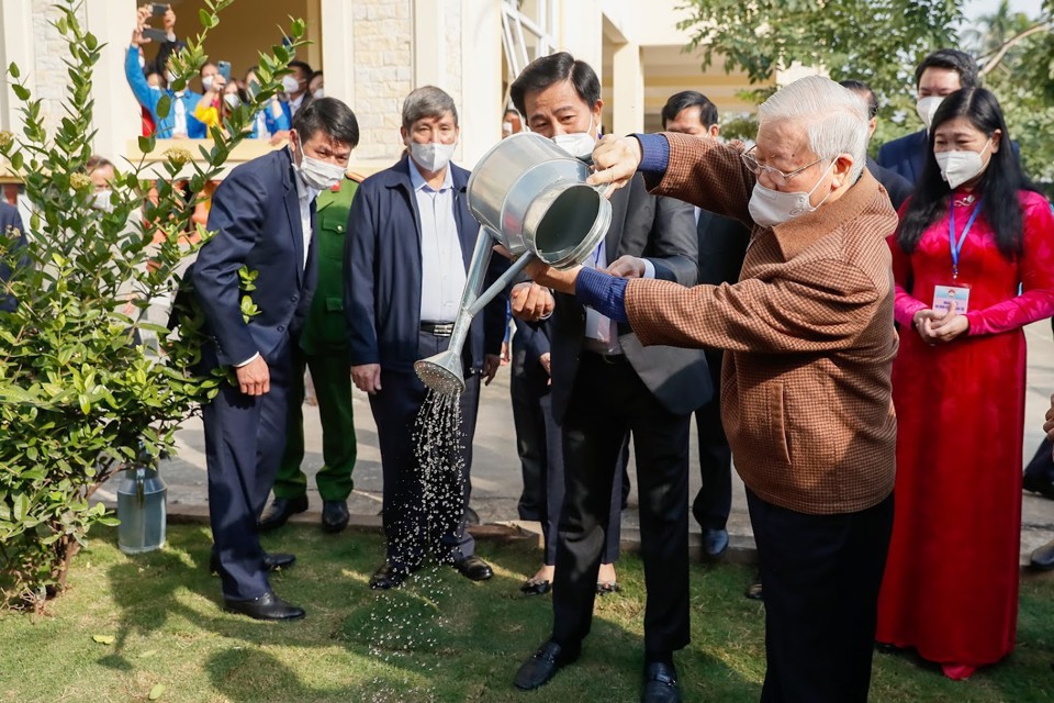 Tổng B&iacute; thư Nguyễn Ph&uacute; Trọng trồng c&acirc;y nh&acirc;n dịp dự Ng&agrave;y hội đại đo&agrave;n kết to&agrave;n d&acirc;n tộc tại th&ocirc;n 5, x&atilde; Y&ecirc;n Sở, huyện Ho&agrave;i Đức, H&agrave; Nội, ng&agrave;y 14/11/2021