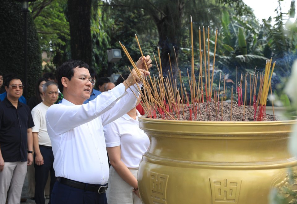 Đo&agrave;n đ&atilde; d&acirc;ng hương tại tượng đ&agrave;i Anh h&ugrave;ng liệt sĩ V&otilde; Thị S&aacute;u