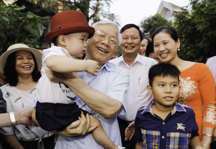 Tổng B&iacute; thư Nguyễn Ph&uacute; Trọng trong dịp thăm hỏi l&atilde;o th&agrave;nh c&aacute;ch mạng, Mẹ Việt Nam Anh h&ugrave;ng tại phường Hưng Dũng, TP Vinh năm 2017. Ảnh tư liệu: BTG