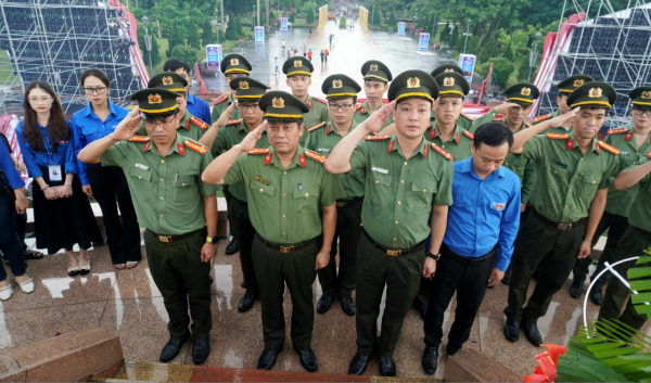 Đo&agrave;n Văn ph&ograve;ng Bộ C&ocirc;ng an d&acirc;ng hương v&agrave; b&aacute;o c&ocirc;ng tại Nghĩa trang liệt sĩ quốc gia Đường 9 v&agrave; Th&agrave;nh cổ Quảng Trị.&nbsp;