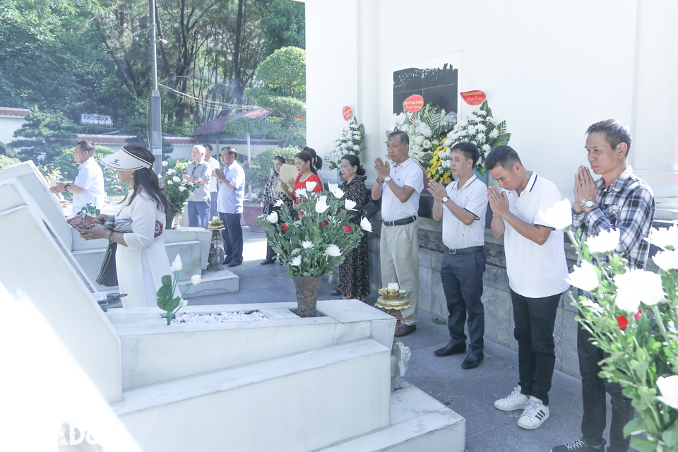 C&aacute;c th&agrave;nh vi&ecirc;n trong đo&agrave;n k&iacute;nh cẩn nghi&ecirc;ng m&igrave;nh, b&agrave;y tỏ l&ograve;ng biết ơn v&ocirc; hạn đối với c&ocirc;ng lao to lớn của c&aacute;c Anh h&ugrave;ng liệt sĩ đ&atilde; hy sinh v&igrave; sự nghiệp đấu tranh giải ph&oacute;ng d&acirc;n tộc v&agrave; thống nhất đất nước.&nbsp;