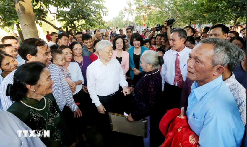 Tổng B&iacute; thư Nguyễn Ph&uacute; Trọng với b&agrave; con Nh&acirc;n d&acirc;n th&ocirc;n Th&aacute;p Thượng, x&atilde; Song Phượng, huyện Đan Phượng, H&agrave; Nội, ng&agrave;y 15/11/2015. Ảnh: TTXVN