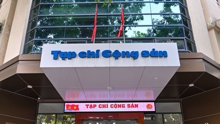 Tạp ch&iacute; Cộng sản treo cờ rủ sớm, ng&agrave;y 21/7