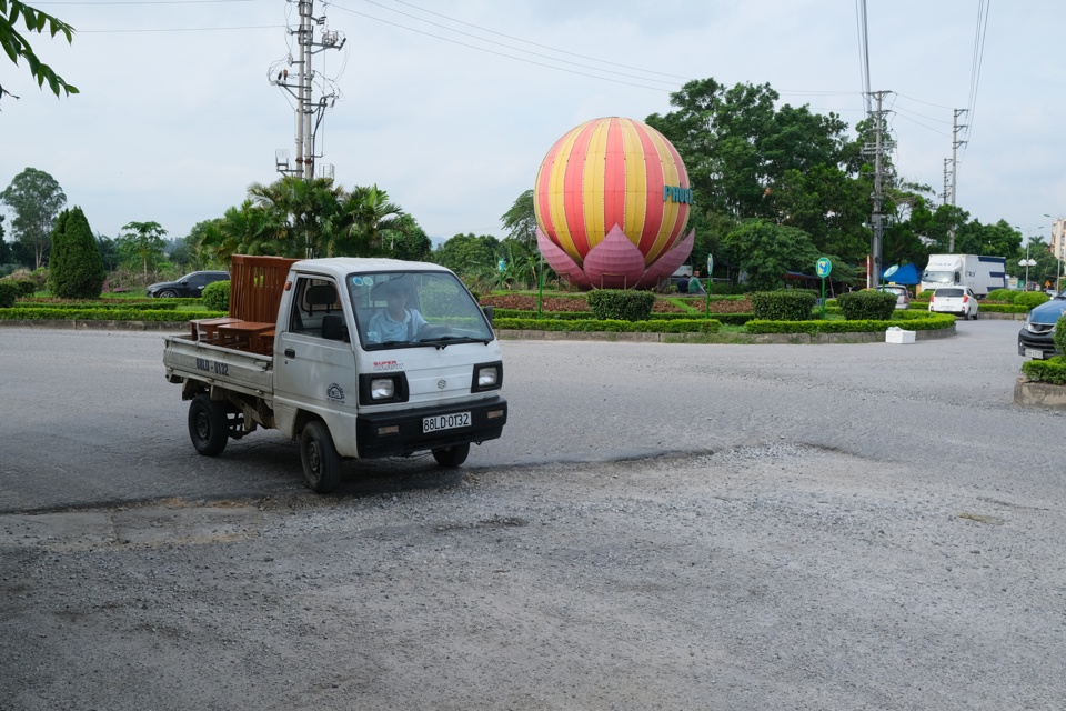 Đường Nguyễn Tất Th&agrave;nh đ&atilde; đưa v&agrave;o sử dụng nhiều năm, đến nay đ&atilde; hư hỏng xuống cấp nghi&ecirc;m trọng, tiềm ẩn nguy cơ mất an to&agrave;n giao th&ocirc;ng v&agrave; kh&ocirc;ng đảm bảo mỹ quan đ&ocirc; thị. Ảnh: Sỹ H&agrave;o.&nbsp;