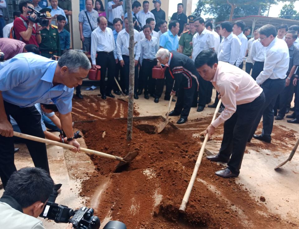 Tổng B&iacute; thư, Chủ tịch nước Nguyễn Ph&uacute; Trọng trồng c&acirc;y sao đen lưu niệm tại trụ sở UBND x&atilde; Dur Kmăl.