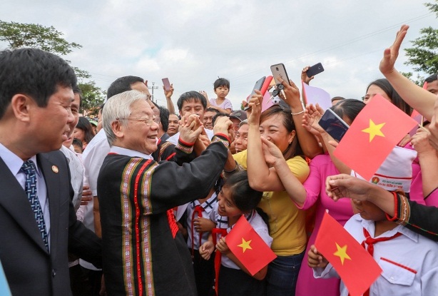 Tổng B&iacute; thư, Chủ tịch nước&nbsp;Nguyễn Ph&uacute; Trọng với&nbsp;người d&acirc;n Dur Kmăl,&nbsp;tại Ng&agrave;y hội Đại đo&agrave;n kết c&aacute;c d&acirc;n tộc năm 2018.