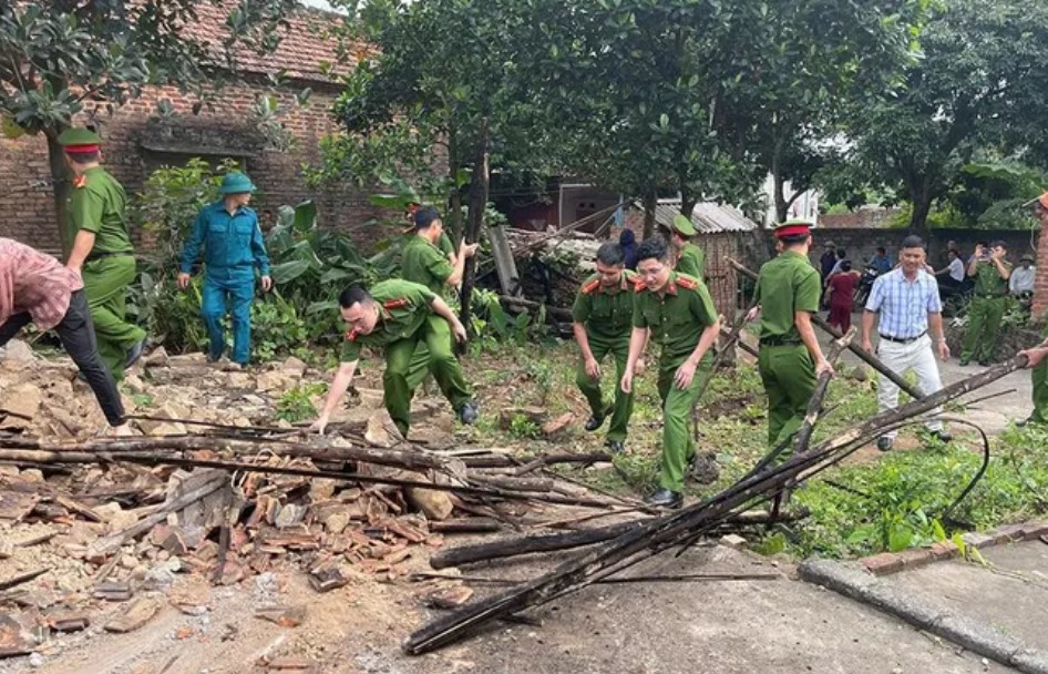 Lực lượng C&ocirc;ng an huy động h&agrave;ng ngh&igrave;n ng&agrave;y c&ocirc;ng hỗ trợ x&oacute;a nh&agrave; tạm, nh&agrave; dột n&aacute;t tr&ecirc;n địa b&agrave;n tỉnh Bắc Giang.