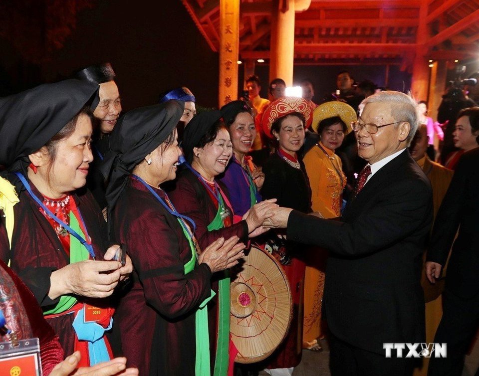 Tổng B&iacute; thư Nguyễn Ph&uacute; Trọng thăm hỏi v&agrave; ch&uacute;c Tết c&aacute;c văn nghệ sĩ (H&agrave; Nội, 15/2/2018). Ảnh: Tr&iacute; Dũng/TTXVN