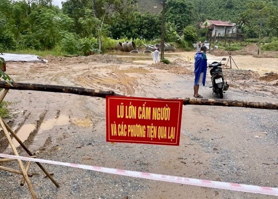 Mưa lớn khiến việc đi lại của người tr&ecirc;n địa b&agrave;n tỉnh Y&ecirc;n B&aacute;i gặp nhiều kh&oacute; khăn.