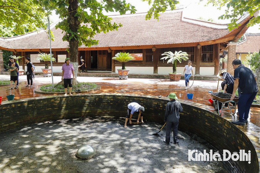 B&iacute; thư Chi bộ th&ocirc;n Lại Đ&agrave;, x&atilde; Đ&ocirc;ng Hội Nguyễn Ph&uacute; Việt cho biết, th&ocirc;n đ&atilde; huy động c&aacute;c lực lượng để l&agrave;m vệ sinh to&agrave;n bộ khu nh&agrave; văn h&oacute;a... đảm bảo c&ocirc;ng t&aacute;c vệ sinh m&ocirc;i trường trong những ng&agrave;y lễ tang v&agrave; phục vụ đ&ocirc;ng đảo Nh&acirc;n d&acirc;n đến viếng Tổng B&iacute; thư Nguyễn Ph&uacute; Trọng.